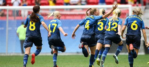 Sveriges fotbollslandslag, handbollslandslag och ishockeylandslag. 7 gånger landslaget ägde skiten ur herrlandslaget | VeckoRevyn