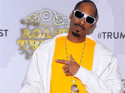 Snoop Dogg Delivers Laughs At Donald Trumps Roast Cbs News