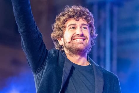 A lezione da alessandro siani alessandro siani sale in cattedra per un giorno all'università iulm di milano per una divertente. Alessandro Siani porta "felicità" a Pescara, l'attore napoletano a Pescara con un ritorno ai ...