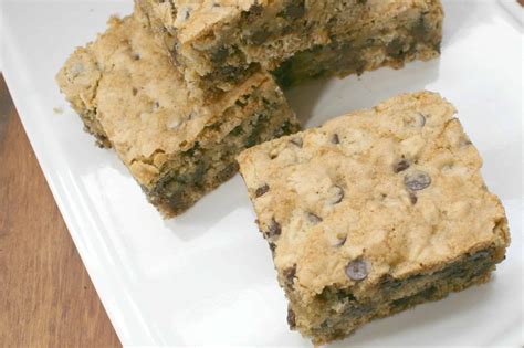 Like your favorite oatmeal raisin cookie, with a satisfying crunch and a sweet yogurt drizzle. Oatmeal Chocolate Chip Cookie Bars - A Turtle's Life for Me