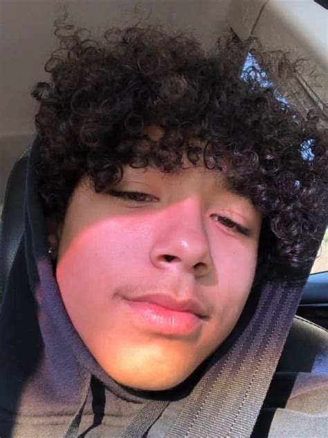 This pineapple hairstyle is going to be cute hairstyles for curly hair. Pin by 𝑲 𝑨 𝑹 𝑳 𝑨 🧿🔆🌿 on Ethan ♾ | Boys with curly hair ...