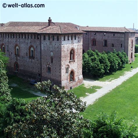 Zwei kinder in kritischem zustand wurden in eine turiner klinik geflogen. Foto Vigévano, Lombardei, Castello Sforzesco | Welt-Atlas.de