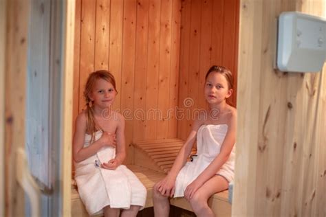 Twee Meisjes Zitten In Een Finse Sauna Stock Afbeelding Image Of