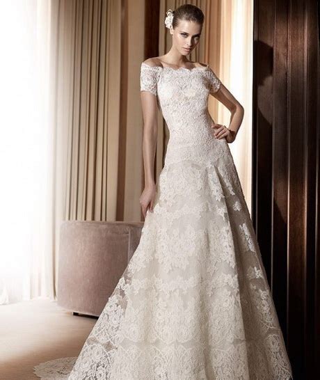 Una principessa boho, sublimata da maniche svasate sul retro lasciando intravedere la schiena, splendidamente. Pizzo abito da sposa