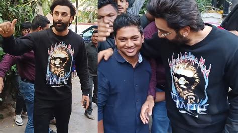 Ranbir Kapoor Happily Poses With Fans At Chrome Studio In Bandra 👌 Ms