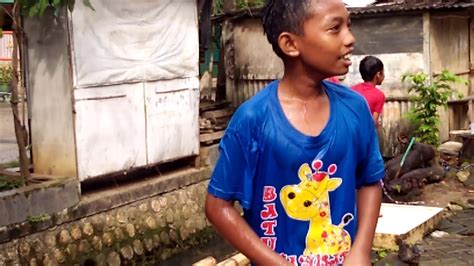 Desain kamar mandi minimalis sangat populer serta disukai banyak orang, karena modelnya yang terlihat bersih dan simpel. Orang Mandi sungai part3 - YouTube