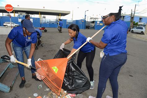 Kingston Wharves Leads Clean Up Exercise Shipping Association Of Jamaica