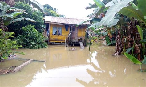 Johor baru, june 23 ― the number of flood victims in the state increased slightly this morning with 614 people placed at temporary evacuation centres (pps) compared to 607 last night. Malaysia - Floods in 4 States Leave 2 Dead and Thousands ...