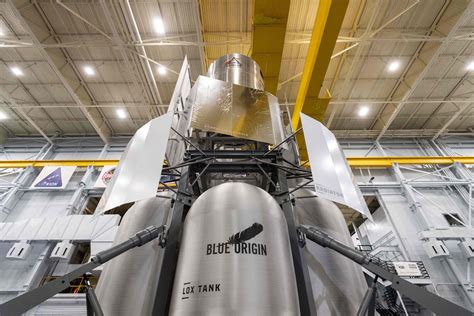 Blue Origin Team Delivers Full Scale Lunar Lander Mockup To Nasa