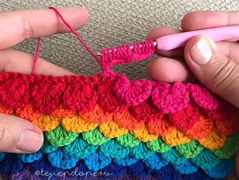 Indicaciones de tejido paso a paso para hacerlo en varios talles. Learn The Crochet Crocodile Stitch Pattern | CrochetBeja