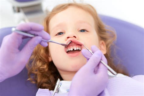 Kiedy u dziecka powinny pojawić się stałe zęby Dentifem pl