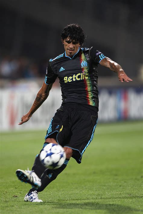 Le milieu de terrain argentin, lucho gonzalez, a décidé de raccrocher les crampons à 40 ans. World Football: The Top 25 Players of 2010 | Bleacher ...