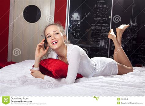 Partneranzeigen singles partnersuche aus deutschland. Frau, Die Auf Bett Mit Smartphone L Liegt Stockfoto - Bild ...