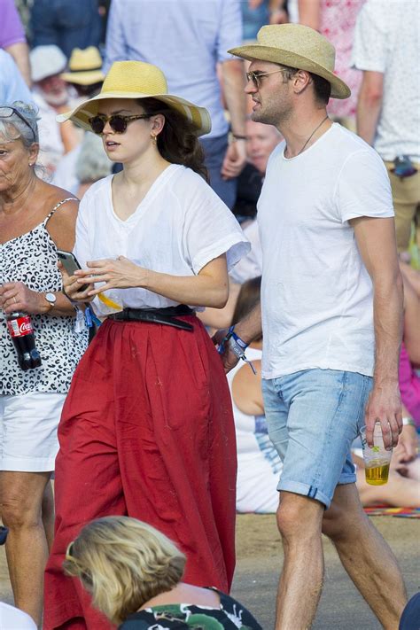 Before her relationship with bateman, she was rumored to have dated british actor charlie hamblett. Daisy Ridley Shares a steamy kiss with actor boyfriend Tom ...