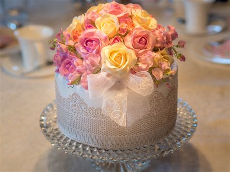 Nichts kann die ehe mehr angreifen. Hochzeitstorte mit Rosen zur diamantenen Hochzeit