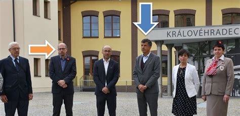 Roušky a rozestupy stejně jako hygiena. „Roušky. Rozestupy. Chraňte se!" nabádali v Hradci Králové ...