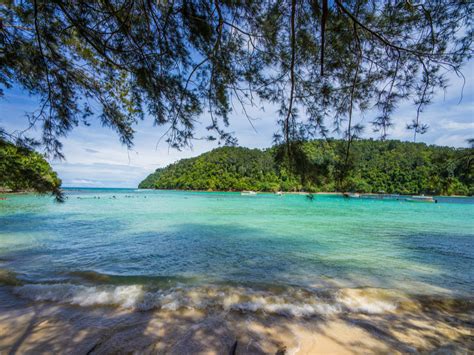This is to announce that beginning 17th july 2003, all visitors shall pay a fee for entering any marine park and fisheries protected areas in the state of terengganu. Tunku Abdul Rahman Park - vsit the protected Marine Park ...
