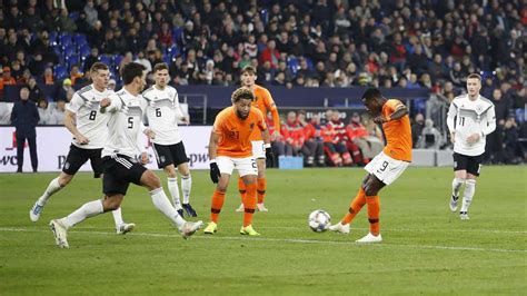 Deze prijs is ook voor de speelsters, de staf, de knvb, de oranjefans en iedereen die zich de afgelopen jaren heeft. Oranje treft Engeland, Zwitserland of Portugal | Voetbal ...