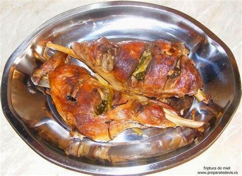 Pulpa de miel se unge bine cu amestecul de condimente. Friptura de miel la cuptor | Retete Culinare Preparatedevis.ro