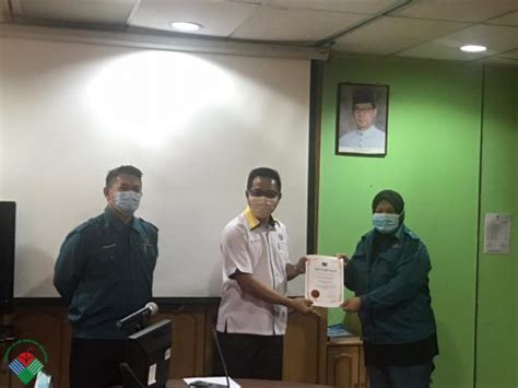 Published by modified over 5 years ago. Penyerahan Sijil Penghargaan Sumbangan dan Khidmat Bakti ...