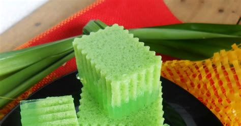 The pandan extract creates an enticing natural light green colour. AGAR-AGAR SANTAN PANDAN | Fiza's Cooking