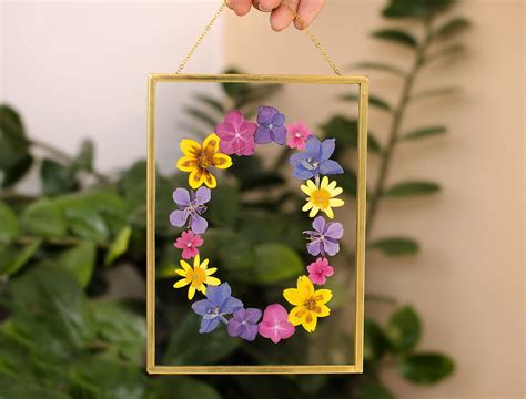 Glass frames for pressed flowers. Pressed flower frame art, Framed pressed flowers, Floating ...