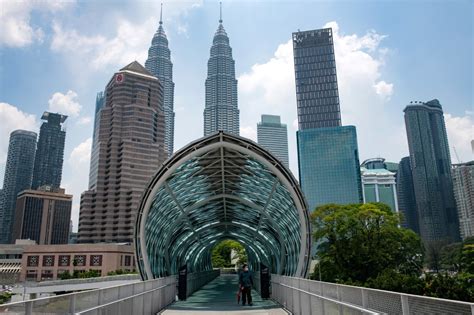 Malaysia mulai selasa (01/06) menerapkan karantina wilayah (lockdown) di penjuru negeri demi itu sebabnya pihak berwenang malaysia terpaksa menerapkan lockdown total mulai selasa 1 juni di. Indonesians in Malaysia remain calm as they prepare for ...