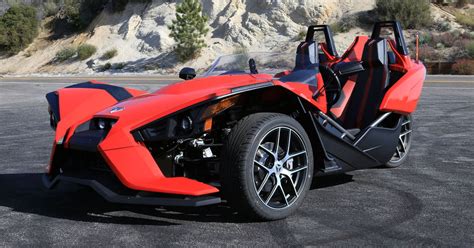 Before we get any further into what it's like to drive, let's talk about what the slingshot actually is, because it's not exactly clear just looking at it. 2016 Polaris Slingshot SL Review | Digital Trends