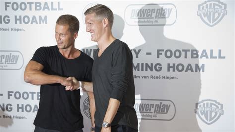 Последние твиты от til schweiger (@tilschweiger). Best Buddies: Til Schweiger dreht einen Film über Schweini ...