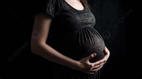 暗闇の中でポーズをとる黒い服を着た妊婦 妊娠中の写真背景画像素材無料ダウンロード Pngtree