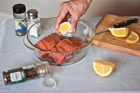 Cómo cocinar salmón congelado para que quede de película en menos de treinta minutos. Cómo cocinar el salmón congelado sin descongelar en el ...