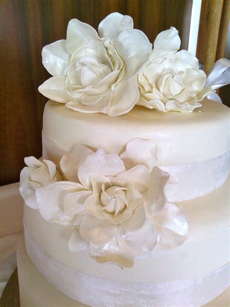 Huge sale on sugar flowers now on. Wedding Cake, sugar flowers, gardenia, | Wedding cakes ...