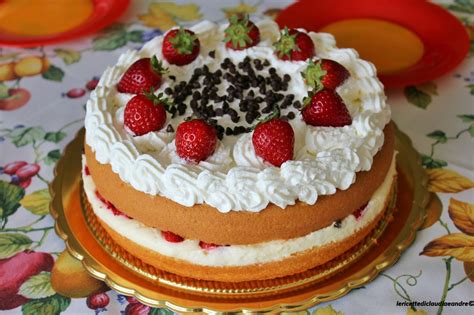 Potete usare qualsiasi tipo di cioccolato. Torta soffice con crema chantilly, fragole e gocce di ...