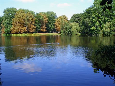 Der begriff ausgangssperre bezeichnet das politisch, militärisch oder polizeilich für eine unbestimmte vielzahl von personen angeordnete verbot, öffentliches gelände wie straßen oder plätze zu betreten (betretungsverbot) beziehungsweise das haus. File:NRW, Oberhausen - Kaisergarten.jpg - Wikimedia Commons