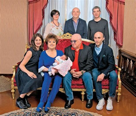 Biografia orietta berti età e la vita privata con il marito osvaldo paterlini. Orietta Berti: età, altezza, peso, unico marito, figli e ...