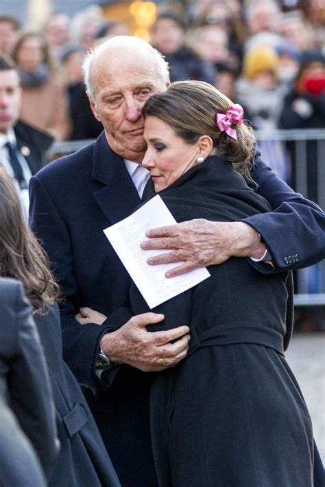 It's with great sorrow in our hearts that we, those closest to ari behn, must report that he took his own life today. Ari Behn (†): Die Bilder der Trauerfeier in Oslo | GALA.de