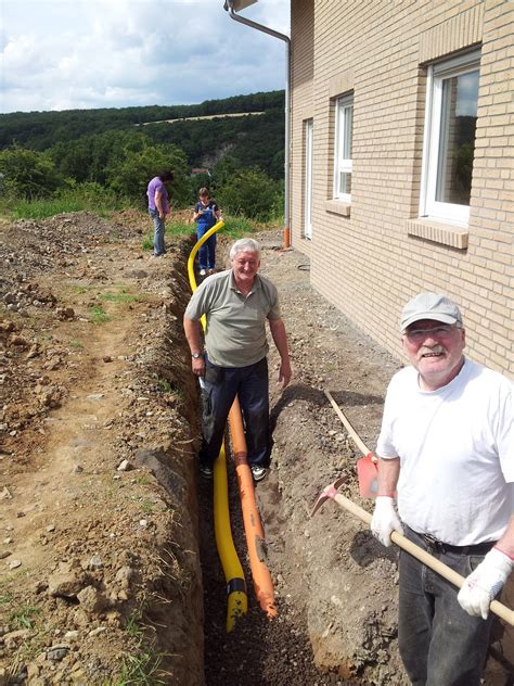 Besonders ratsam wäre ein einbau einer drainage bei so genannten schweren, das sind lehmhaltige böden oder bei grundstücken mit einem hohen. Unser Traum(Pro)Haus: 23.06.- Abwasserrohre + Drainage ...