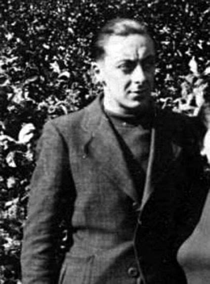 Robert marchand s'est marié en 1939 et est veuf depuis 1943. Robert marchand