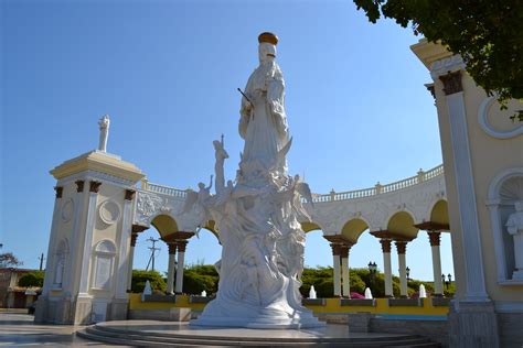 Monumento A Nuestra Virgen De Chiquinquira Maracaibo Venezuela