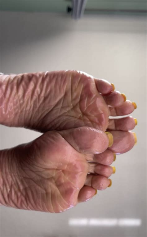 DeeDeeRican Feet On Twitter Whewww Floor View Of My Wrinkly Oily Soles Is Up Now On My