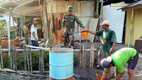 Infokerja.net situs lowongan kerja terbaik dan terpercaya menyampaikan informasi lowongan kerja terbaru 2021 untuk lulusan sma stm d3 s1 s2 semua jurusan di bumn Bedah Rumah Buruh dalam TMMD Cilacap, Pengecoran Sloof Dan Pasang Kolom Praktis - Tribun Jateng
