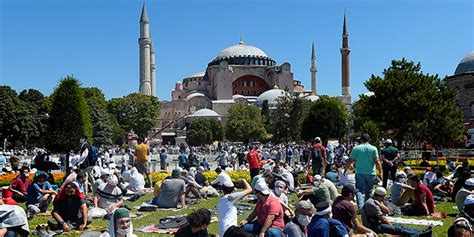 Ramazan ayının ilk cuma gününün gelmesiyle beraber bu kez de milyonlarca kişi bugün camiler açık mı, camide cuma namazı kılınacak mı? sorularına ait yanıtı araştırmaya başladı. Cuma namazı kılınacak mı bugün? Cumaya gidilecek mi? - Yeni Akit