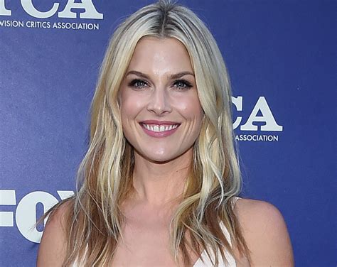 The Rookie Star Ali Larter Shares Swimsuit Photo Of “here’s Looking At You”