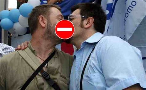 Ad alcuni fà anche girare gli zibidei e non gli si puo' dare torto! "Che ribrezzo due uomini che si baciano", bufera su ...