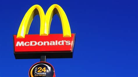 C'est un menu composé de 10 chicken mcnuggets®, d'une grande portion de frites, une grande boisson et deux sauces choisies par le groupe bts : TonyBaggett/iStock