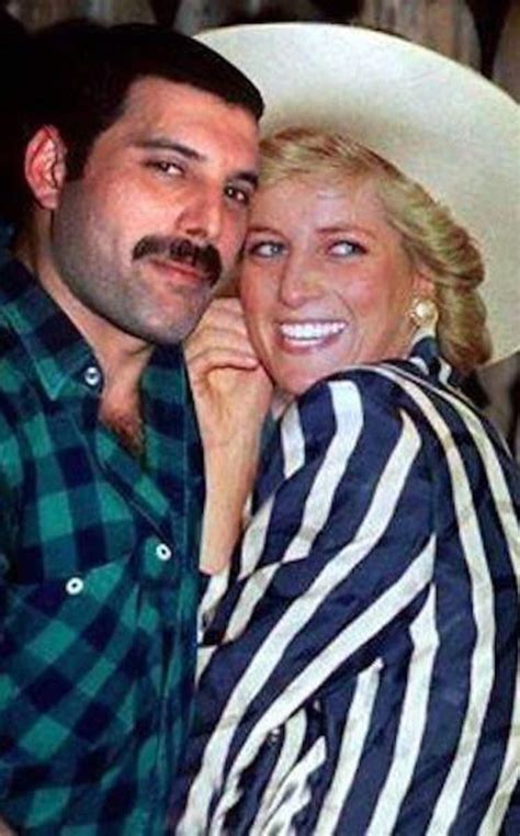 El cantante y líder de queen , freddie mercury , y la princesa diana spencer. El día que Mercury y Lady Di entraron a un bar gay, El ...