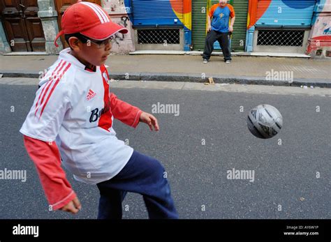 Niños Jugando Fútbol En La Calle En El Barrio De San Telmo La Calle