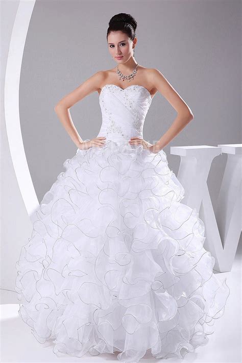 La robe de mariée de princesse, c'est un rêve de petite fille. Robe de mariée princesse bustier jupe ample volutée ...