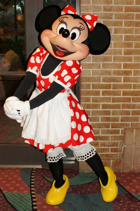 Children watch these female disney characters and see a role model on their tv. Unofficial Disney Character Hunting Guide: Dining with ...