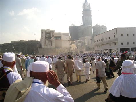 Melaksanakan sholat tepat waktu memiliki banyak keutamaan yang jarang diketahui oleh manusia. DIARI HAJI 2010: SUASANA DI MEKAH SEBELUM WUKUF